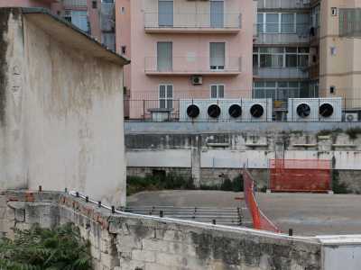Dal terrazzino dell�edificio � possibile poi affacciarsi sull�area dell�ex arena Moderno, un vecchio cinema all�aperto utilizzato fino agli anni 80 del quale � rimasta ancora la parete di proiezione. Dopo esser stato adibito a garage e a deposito, prest� avr� una nuova vita come contenitore per diverse attivit� culturali per il quartiere